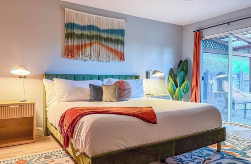 Oakhurst Hotel | Mountain View King Suite with Hot Tub & Coffee Bar