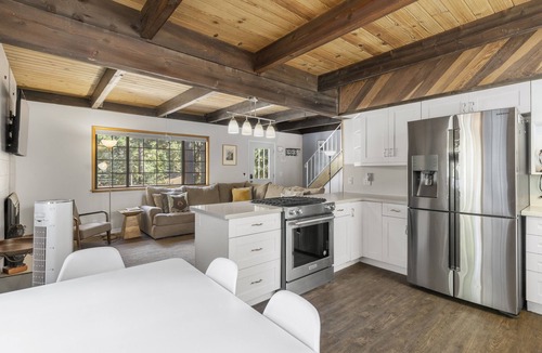 Pioneer Trail House | Mountain View Tahoe cabin, pet friendly with fenced yard, Hot Tub, King bed