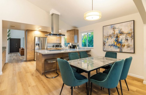 Bay Terraces House | Mountain Views/Hot Tub/Arcade Games/Luxury Home!