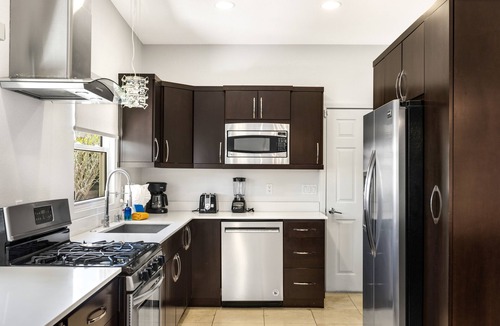 Sunrise Vista Chino House | Movie Colony Contemporary