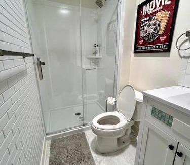 Midtown Apartment | Movie Night 100 inch Screen, Walk to Bars and Restaurant