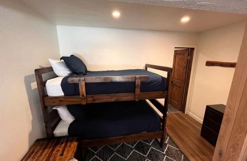 Mammoth Lakes House | MSRC28 - Cozy Ski Condo - Walk to Canyon - Dog Friendly