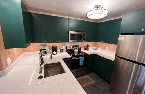 Mammoth Lakes House | MSRC28 - Cozy Ski Condo - Walk to Canyon - Dog Friendly