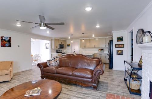 Woodlake House | Mtn-View Home w/Patio & Grill in Woodlake