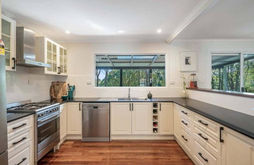 Binna Burra House | Mulberry House - Pet Friendly Hinterland Retreat with Pool near Bangalow