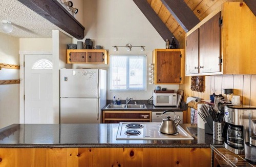 Mammoth Lakes House | MVV 39-Retro Ski Cabin Retreat! 2 Bedrooms+Loft/2 Bathroom close to village