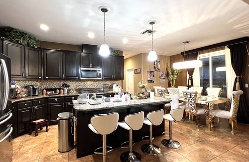 Tracy House | Nabor(8) lovely comfy suite with 2 beds quite safe with private bathroom