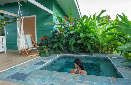 Cahuita House | Namaitamí Casa Hermosa con AC y piscina a Solo 650 Metros del Parque Nacional Cahuita