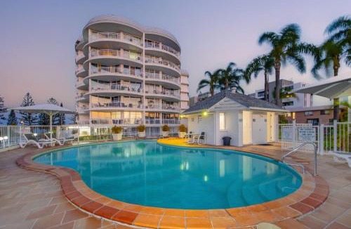 Biggera Waters Apartment | Native Stays - Stunning 180 Water views am to pm