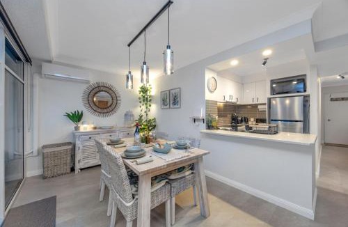 Biggera Waters Apartment | Native Stays - Stunning 180 Water views am to pm