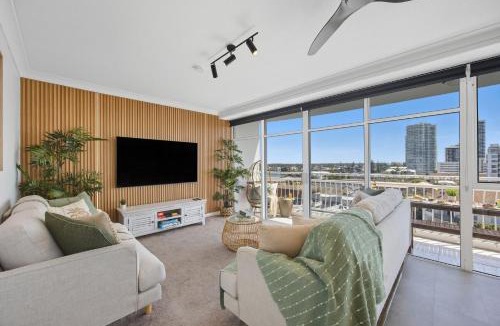 Biggera Waters Apartment | Native Stays - Stunning 180 Water views am to pm