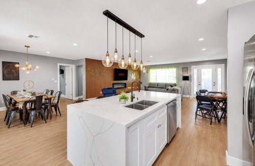 Paradise Villa | Near convention center! VIP High End 6BR w, Big Pool and Huge Yard. Enjoy!