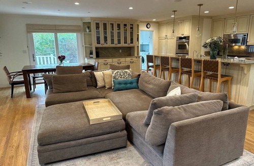 East San Roque House | Near everything - shopping and food on State Street, hikes, and the beach!