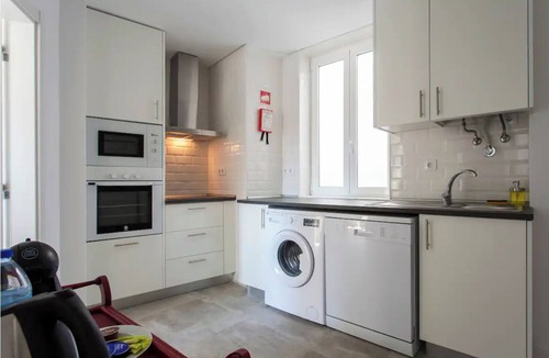Alcantara Apartment | Near the River 3 Bedrooms Flat, with AC for 9