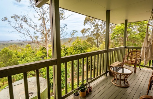Mudgeeraba Cottage | Nebesa Nature retreat, Lover's Cockatoo Cabin, fire pit and spa