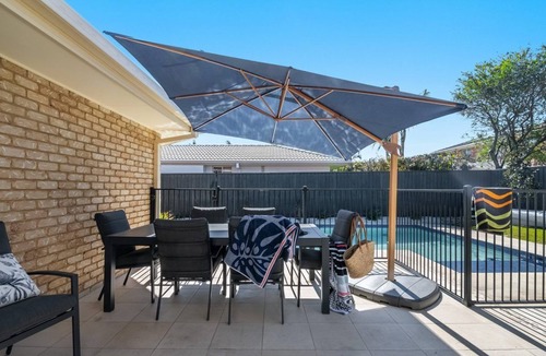 North Creek Apartment | Nestled in a quiet street, it is within a 5 min walk to the stunning Seven Mile.