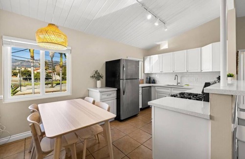 West Beach Apartment | New 2 Bed Apartment Close to Downtown and Beach!
