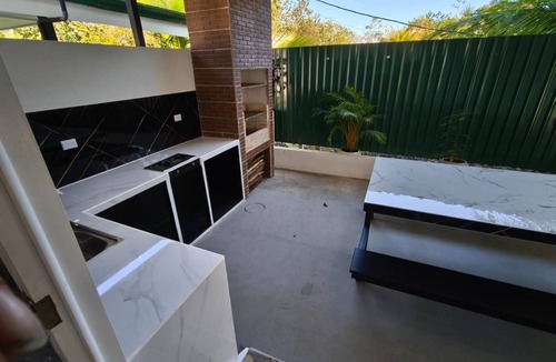 Palma House | New 2 bdr beach house with WIFI, BBQ and secure carport. Relax in style.