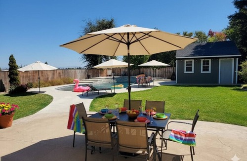 Oakdale House | *NEW 4BD Oakdale Retreat, Pool, AC, Sleeps 14, Newly Remodeled