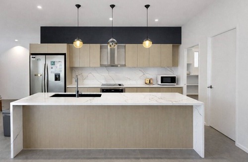 Taringa House | New 4BR 3Bath Duplex/Train station/Modern Comfort