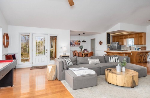 Oakhurst House | New! Big Sky Cabin at Yosemite w/VIEWS, hot tub, firepit, and more!