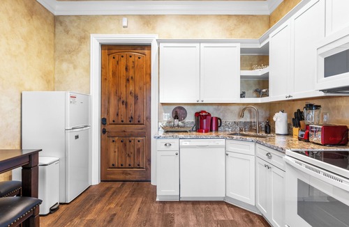 Temecula House | New-Build Temecula Villa with King Suite, Patio & Vineyard Views | The Villa