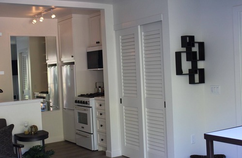 Diamond Crestview House | NEW! Canyon Retreat w/View. Walk to Beach and Town