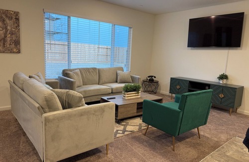 Roosevelt House | New Charming 3-bedroom house with full kitchen/master bedroom suite in Fresno