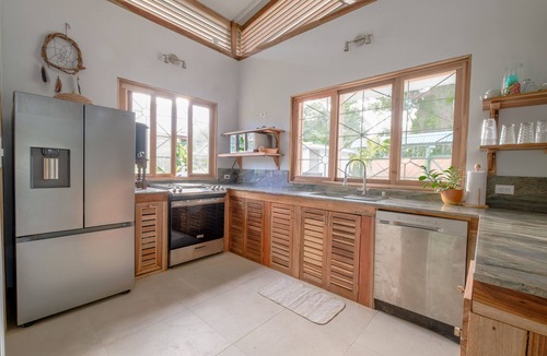 Puerto Viejo de Talamanca House | NEW Construction! AC Fiber Private Pool Walk to Beach! Palma Rosa