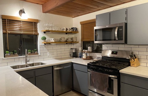 Idyllwild Cabin | NEW Cozy Modern Cabin~ Pet Friendly ~ Newly Remodeled