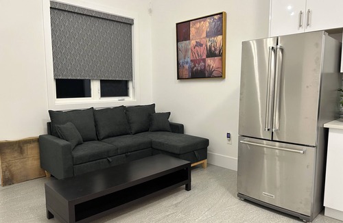Guildford House | NEW Cozy Modern 1BR Suite in Guilford North Surrey