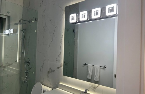 Guildford House | NEW Cozy Modern 1BR Suite in Guilford North Surrey