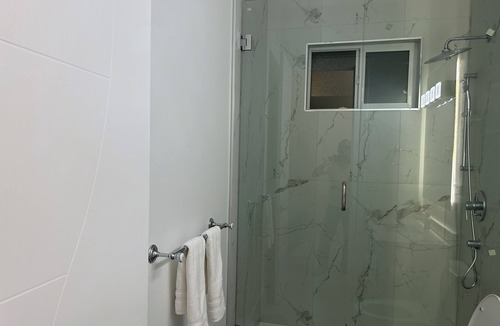 Guildford House | NEW Cozy Modern 1BR Suite in Guilford North Surrey