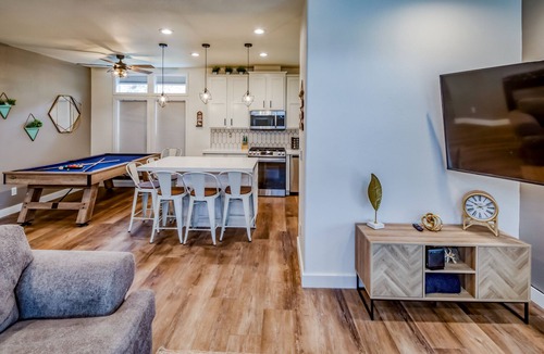 Parker Strip House | !NEW HOME AMAZING RIVER VIEWS!EXPERIENCED HOST PRIVATE BEACH & LAUNCH RAMP