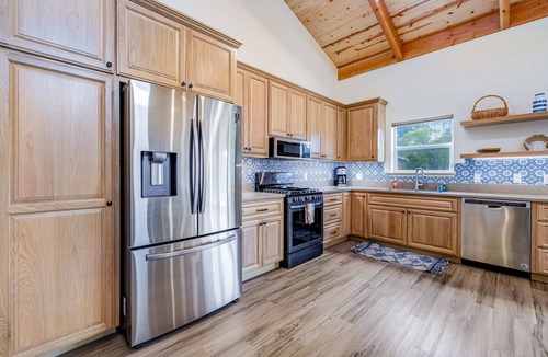Cleone House | New Home- Minutes from Beach, Foosball, & Yard