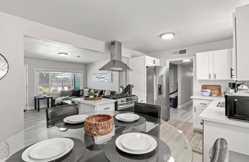 Raisin House | New Hot Tub! Pool, Arcade Games, BBQ, Fire Pit! 5 Bed:3 Bath