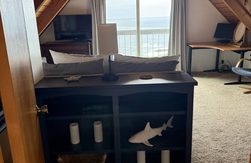 Gualala House | NEW LISTING! Oceanfront Coastal Home-SPECTACULAR VIEWS with Hot Tub & Large Deck