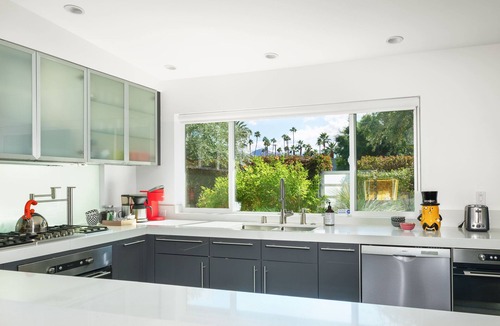 Tahquitz River Estates House | NEW! Luxury Palm Springs Mid-Century Modern Home w/Large Resort-Style Yard ·