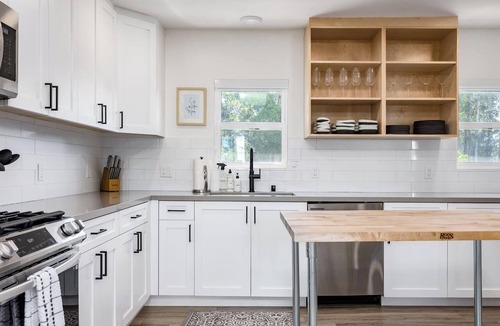 Eastside Santa Cruz House | New Midtown Farmhouse - Hot Tub, Patio, Gym