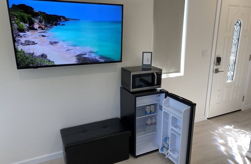 Belmont Apartment | New, modern quiet private studio