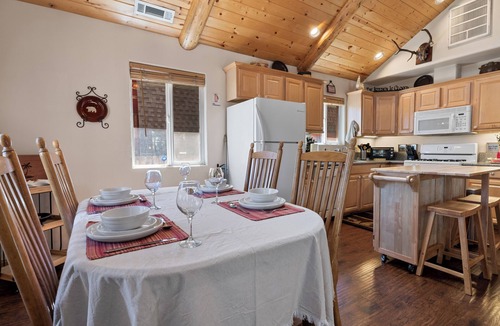 Big Bear City Cabin | New: Rustic Cabin, Hot Tub, Games