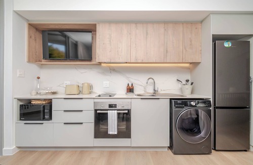 Claremont Apartment | New Studio with Mountain Views next to Cavendish