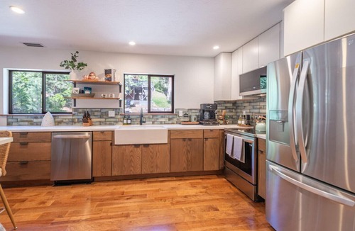 Sunnyside House | New Tahoe Park Home| Private Beach | Hot Tub | Sleeps 10+