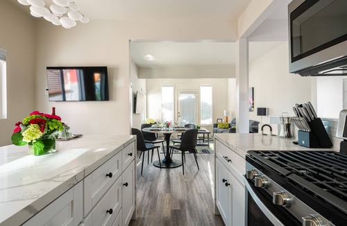 Middletown Villa | NEW WATER VIEW FAMILY VILLA AC DECK HOTTUB FIREPIT BBQ BACKYARD ONSITE PARKING!