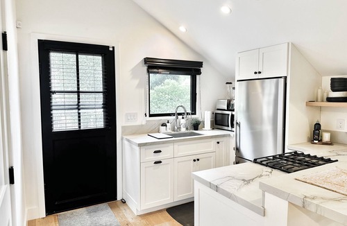 Cielito Apartment | Newly built designer guesthouse nestled in Santa Barbara’s Sycamore Canyon.