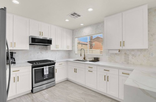 Sunrise Manor House | Newly Renovated 5BR Escape – Near Strip & Airport!