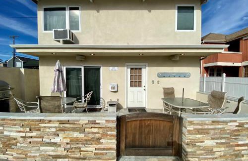 West Newport House | Newport Beach House 1 block from the beach FREE pickleball courts and 6 beach cruisers