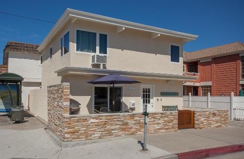 West Newport House | Newport Beach House 1 block from the beach FREE pickleball courts and 6 beach cruisers