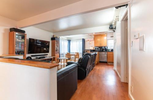 West Newport House | Newport Beach House 1 block from the beach FREE pickleball courts and 6 beach cruisers