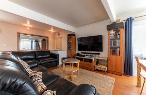 West Newport House | Newport Beach House 1 block from the beach FREE pickleball courts and 6 beach cruisers